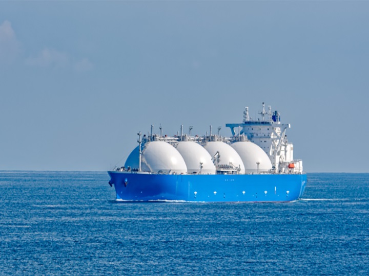 Gas transporting ship